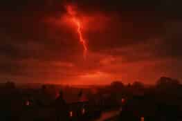 أمطار الدم: مشهد مرعب حيّر العلماء وأرعب الشعوب