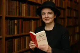 أملي نوثومب… الكاتبة البلجيكية التي حوّلت الغرابة إلى فن عالمي