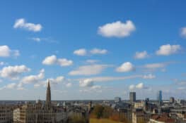 طقس بلجيكا اليوم: أجواء مشمسة وهدوء يسبق تغيّر الأحوال الجوية