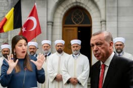 دخول أئمة أتراك إلى بلجيكا يدفع فلامدر للمطالبة بتحقيق رسمي