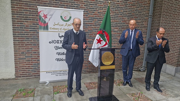 السفير الجزائري في بروكسل يلقي كلمة خلال احتفال رسمي داخل مقر السفارة الجزائرية بمناسبة اليوم الوطني للهجرة، بحضور أعضاء الجالية الجزائرية في بلجيكا.