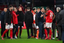 توقف مباراة ستاندرد لييج وأنتويرب بعد رمي كوب على الحكم