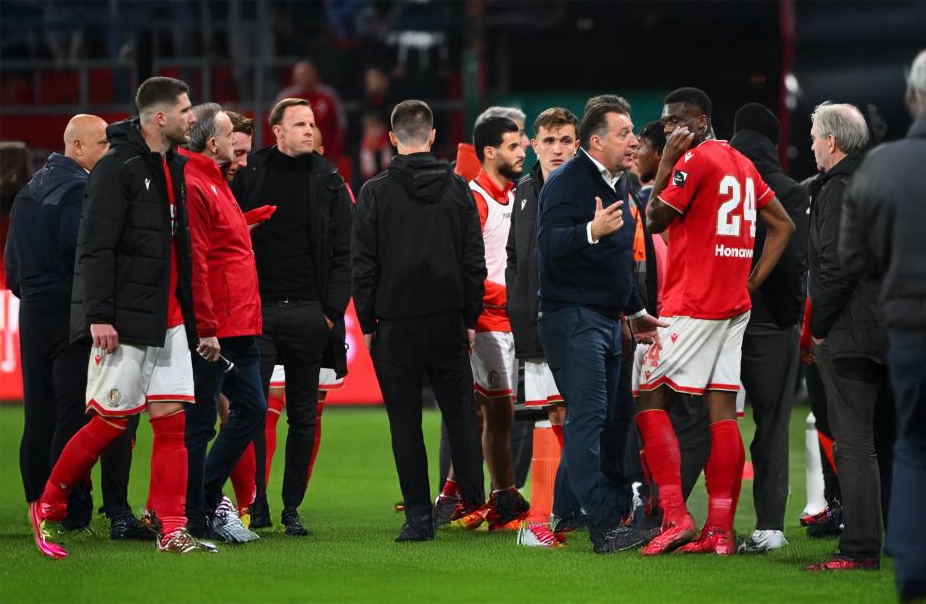 توقف مباراة ستاندرد لييج وأنتويرب بعد رمي كوب على الحكم