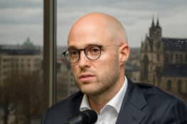 بعد استقالة دافيد لايستر… من سيقود حكومة بروكسل المقبلة؟