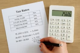 الضريبة على الدخل في بلجيكا: كيف تحسبها وتتجنب الأخطاء المكلفة