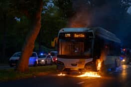 حافلة تقل مشجعي برشلونة تشتعل في بروج والشرطة تعتقل المشتبه به