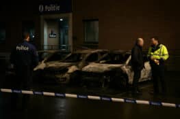 إحراق سيارات شرطة في بروكسل: توقيف مشتبه به والتحقيق مستمر