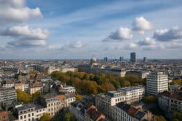 حالة الطقس في بلجيكا اليوم – غيوم كثيفة وتحسن محدود بعد الظهر