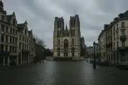 الطقس في بلجيكا اليوم يبدأ ببرودة قوية وغيوم كثيفة