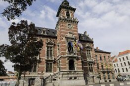 احتجاجات أندرلخت تتحول إلى فوضى داخل المجلس البلدي بعد توتر حاد