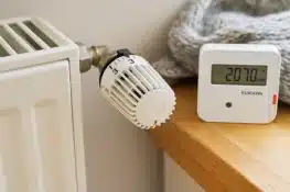 كيف تقلل تكلفة الطاقة والتدفئة في السكن في بلجيكا؟ نصائح واقعية وتدابير قانونية