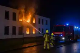 حريق في مركز إيواء بفلاندرز يخلف إصابات ويجبر مئات المقيمين على الإخلاء