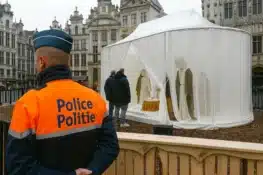 بروكسل تنقسم بسبب مشهد ميلاد بلا ملامح في الساحة الكبرى