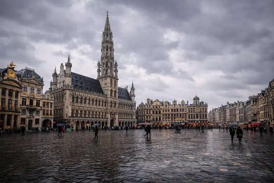 الطقس في بلجيكا اليوم: غيوم رطبة وهدوء نسبي في المدن الكبرى