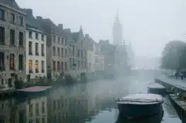 الطقس في بلجيكا اليوم: ضباب صباحي وزخات خفيفة وأجواء رمادية