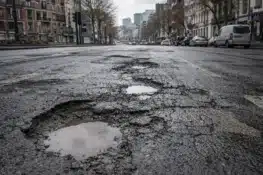 بروكسل تعترف بالعجز: ميزانية صيانة الطرق لم تعد تكفي