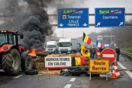 احتجاجات المزارعين في والونيا: فتح تدريجي للطرق واستمرار الإغلاق قرب تورناي