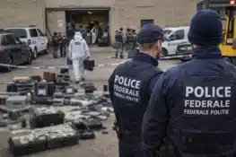 تفكيك شبكة إجرامية انتحلت صفة الشرطة لسرقة شحنة كوكايين