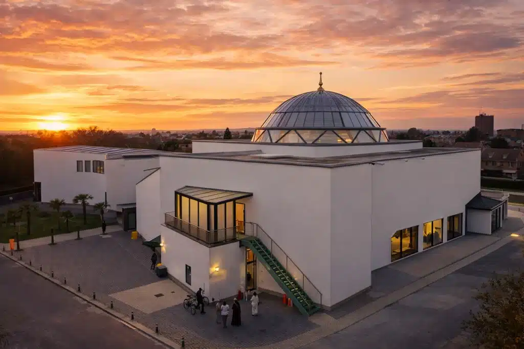 أكبر مسجد في لييج بواجهة حديثة وقبة بارزة عند الغروب الذهبي .. مساجد لييج