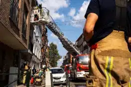 إنقاذ عشرة أشخاص من حريق قوي داخل مبنى سكني في سكاربيك