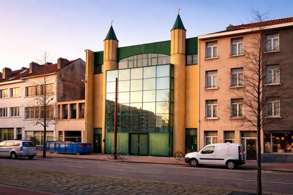 مسجد نور الحرم بأنتويرب في حي بورغيرهوت بواجهة حديثة ومئذنتين - مساجد أنتويرب