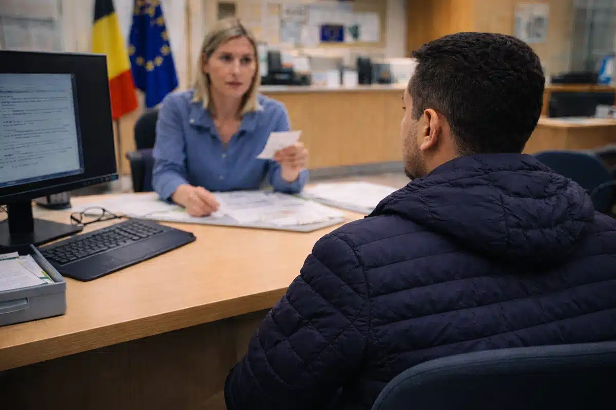 متى يحق للسوري طلب الإقامة الدائمة في بلجيكا؟