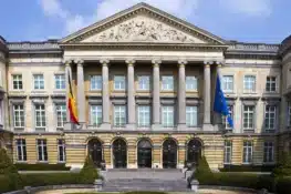 حكومة بروكسل تعتمد مشروع ميزانية 2026 بعجز يقترب من مليار يورو