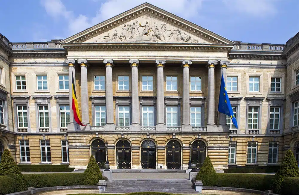 حكومة بروكسل تعتمد مشروع ميزانية 2026 بعجز يقترب من مليار يورو