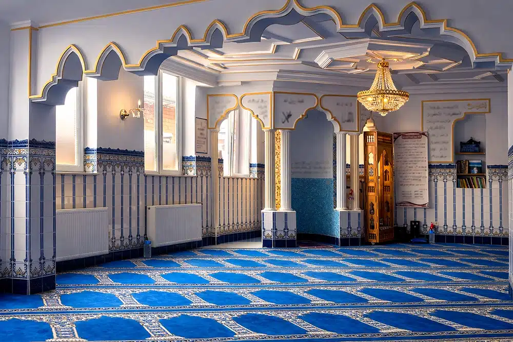 مساجد مونس: أبرز أماكن الصلاة داخل المدينة